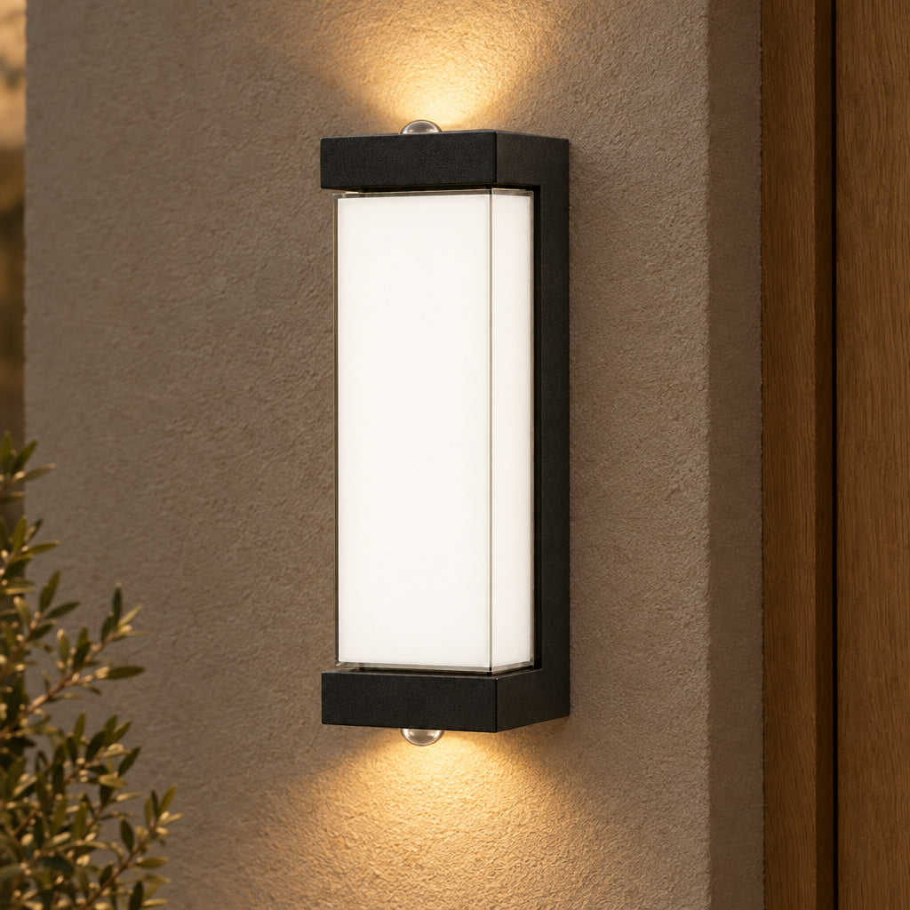 Vägglampa med upp- och nedljus – Uppvi – G-modell – produktfokuserad miljöbild