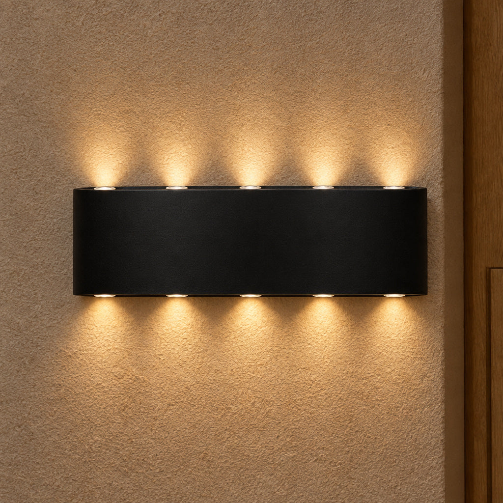 Vägglampa med upp- och nedljus – Uppvi – E-modell – produktfokuserad miljöbild