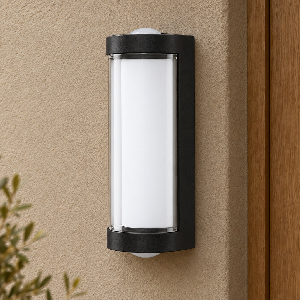Vägglampa med upp- och nedljus – Uppvi – H-modell – produktfokuserad miljöbild