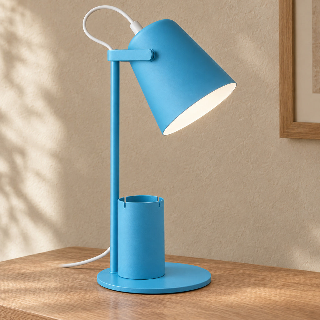 Skrivbordslampa med pennhållare – Penn – blå / EU-kontakt – produktfokuserad miljöbild