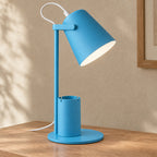 Skrivbordslampa med pennhållare – Penn – blå / EU-kontakt – produktfokuserad miljöbild