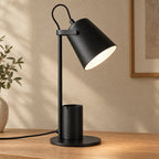 Skrivbordslampa med pennhållare – Penn – svart / EU-kontakt – produktfokuserad miljöbild