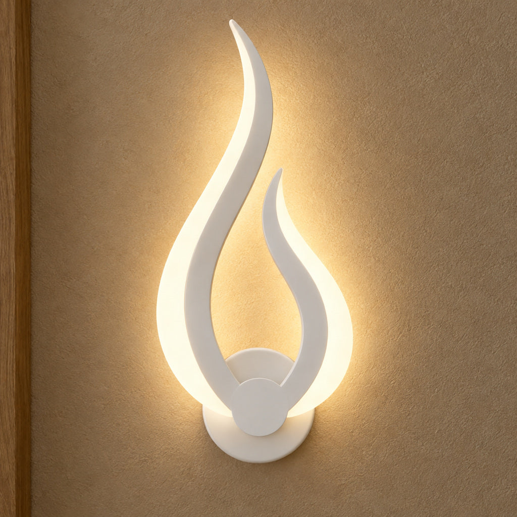 Vägglampa med flamlik form – Flära – modell A (vit) / varmt ljus / 9 W – produktfokuserad miljöbild