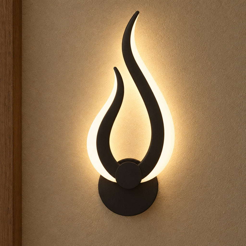 Vägglampa med flamlik form – Flära – modell C (svart) / varmt ljus / 9 W – produktfokuserad miljöbild