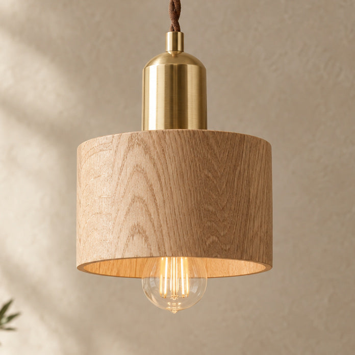 Liten pendellampa med träuttryck – Träni – 15 cm trä / vitt ljus – produktfokuserad miljöbild