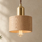 Liten pendellampa med träuttryck – Träni – 15 cm trä / vitt ljus – produktfokuserad miljöbild