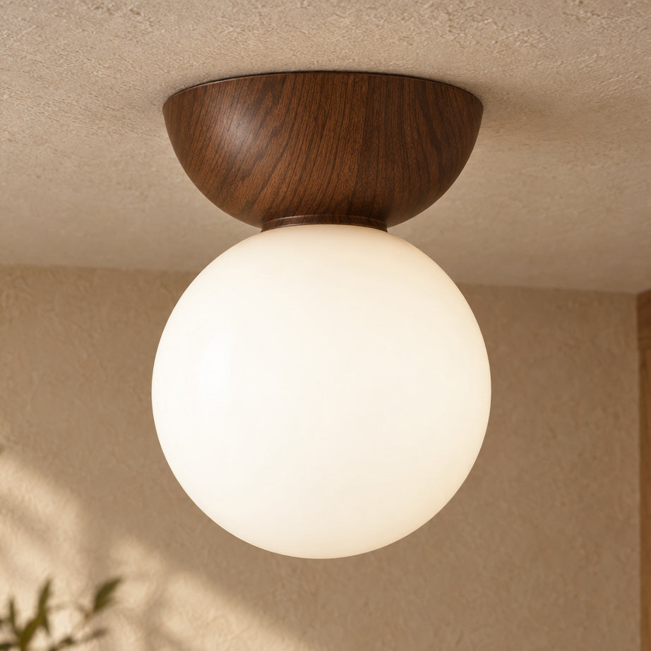 Lampa med glasklot och träton – Klotia – tak modell valnöt / utan ljuskälla – produktfokuserad miljöbild