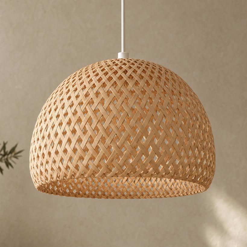 Pendellampa med bambu och flätning – Bambra – A-vit fot / utan ljuskälla – produktfokuserad miljöbild