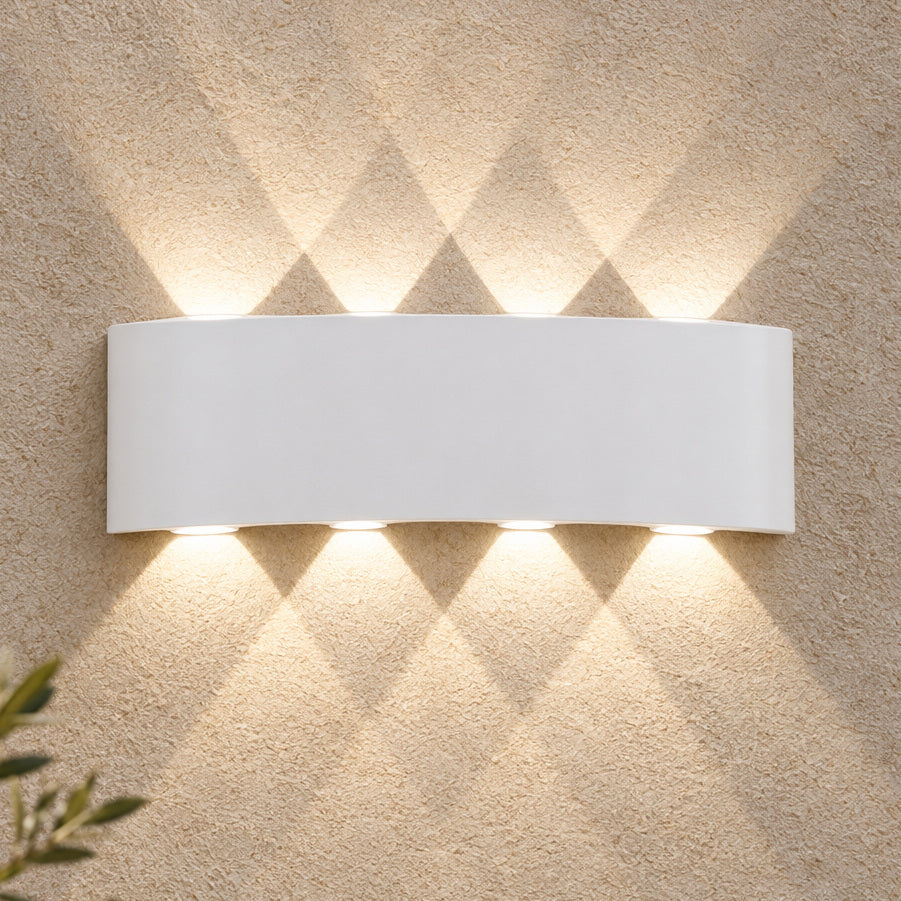 Vägglampa med upp- och nedljus – Uppvi – F-modell – produktfokuserad miljöbild