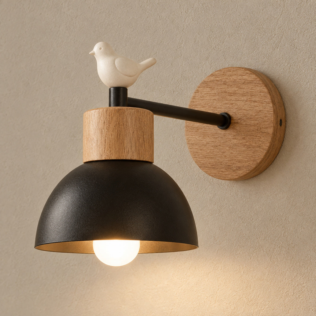 Vägglampa med fågelmotiv och trä – Fåra – D / varmt ljus – produktfokuserad miljöbild