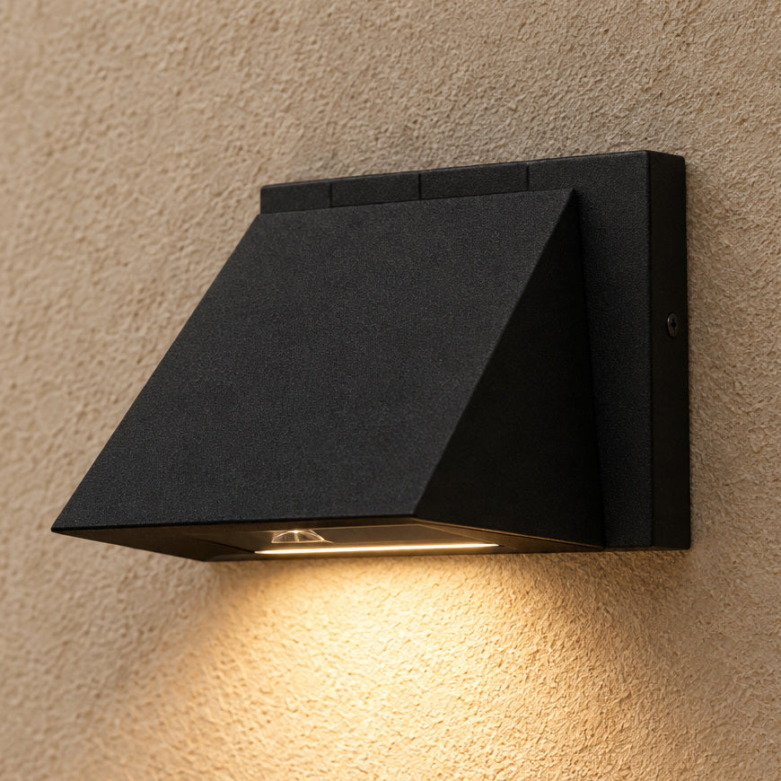 LED-vägglampa i aluminium – Lento – svart lamphus / varmvitt 3000 K / 5 W – produktfokuserad miljöbild