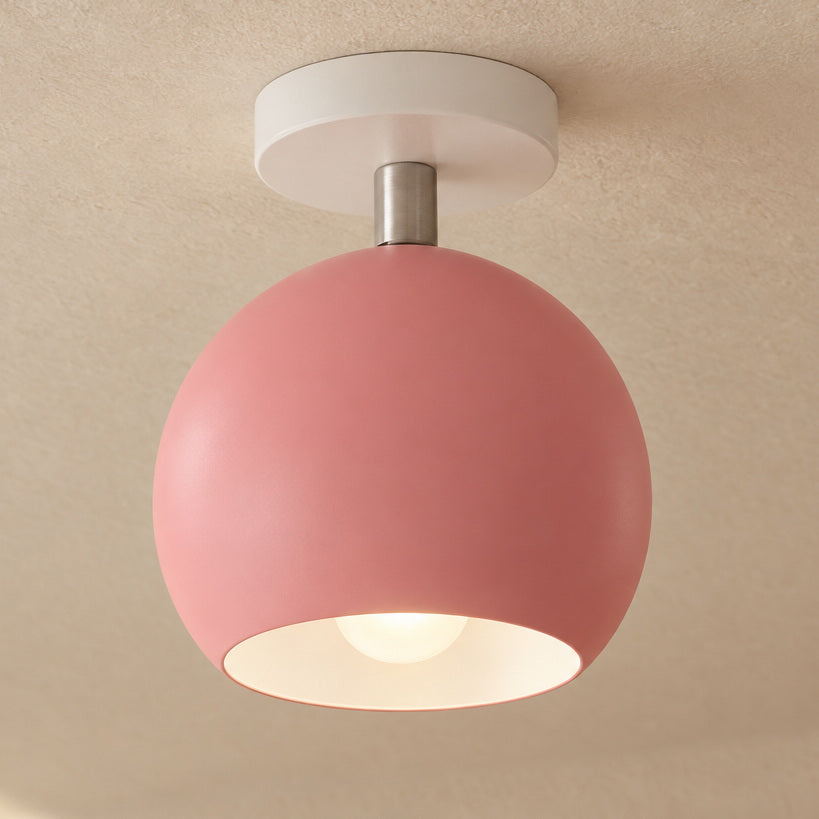 Taklampa med rund färgform – Maki – rosa – produktfokuserad miljöbild