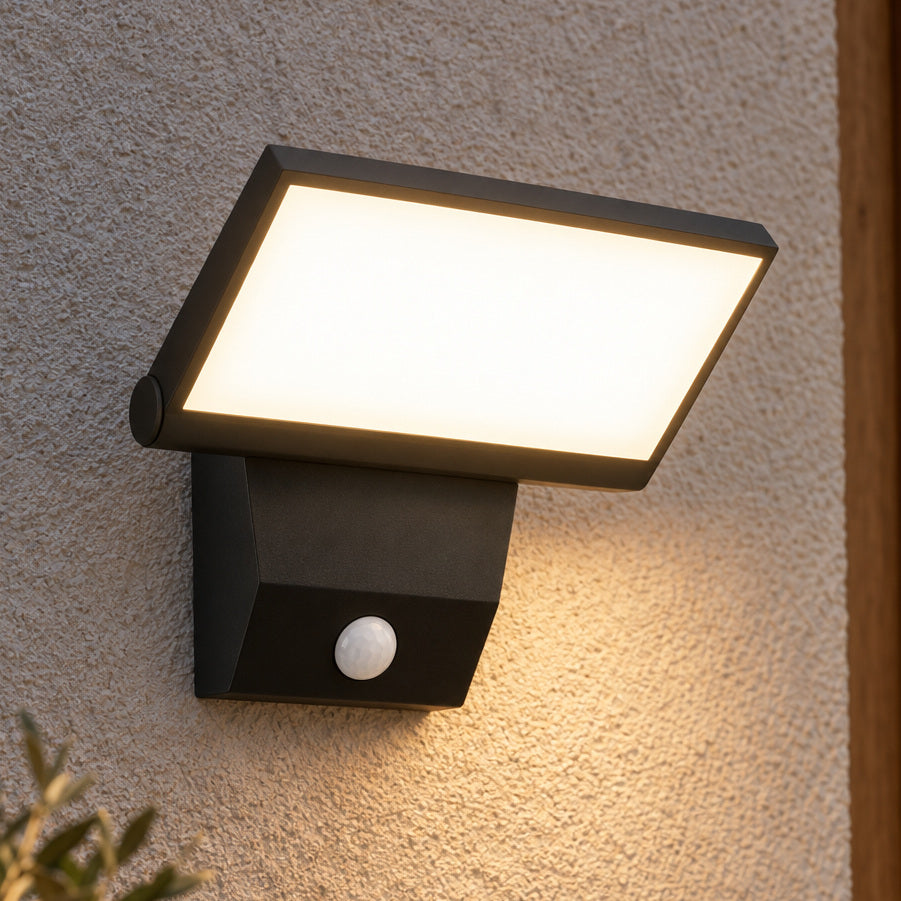 Vägglampa med vikbar form – Vikta – svart rörelsesensor – produktfokuserad miljöbild