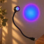 USB-lampa med solnedgångsljus – Afton – lilaaktig blå – produktfokuserad miljöbild
