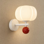 Vägglampa med rundad skärm – Pumpia – Wd362-röd / varmvitt (2700-3500 K) – produktfokuserad miljöbild