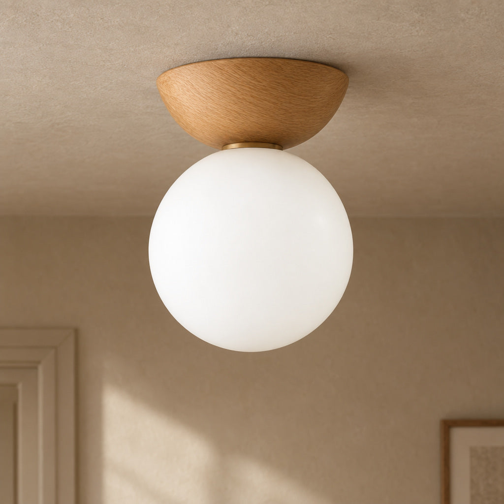 Lampa med glasklot och träton – Klotia – tak modell trä / utan ljuskälla – produktfokuserad miljöbild