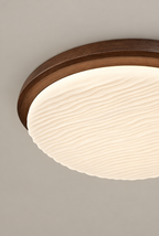 Rund plafond i valnötsfärg med strukturerad diffusor