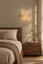 Vägglampa med stenstav och träfäste
