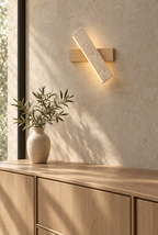 Vägglampa med stenstav och träfäste