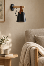 Vägglampa med träarm och brun upphängningsrem
