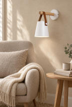 Vägglampa med träarm och brun upphängningsrem