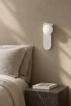 Vägglampa med rund opalvit skärm