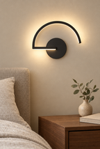 Svart bågformad LED-vägglampa