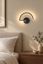 Svart bågformad LED-vägglampa