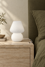 Liten glasbordslampa med spiralstruktur