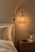 Vägglampa med vävd skärm och träarm