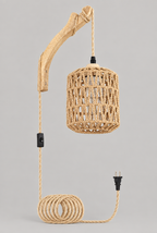 Vägglampa med vävd skärm och träarm