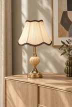 Klassisk bordslampa med tygskärm och guldfärgad fot