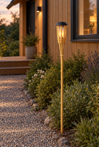 Solcellsdriven trädgårdslampa med bambustativ