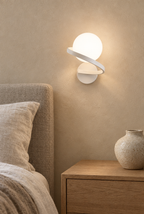 Vägglampa med glaskula och spiralformad arm