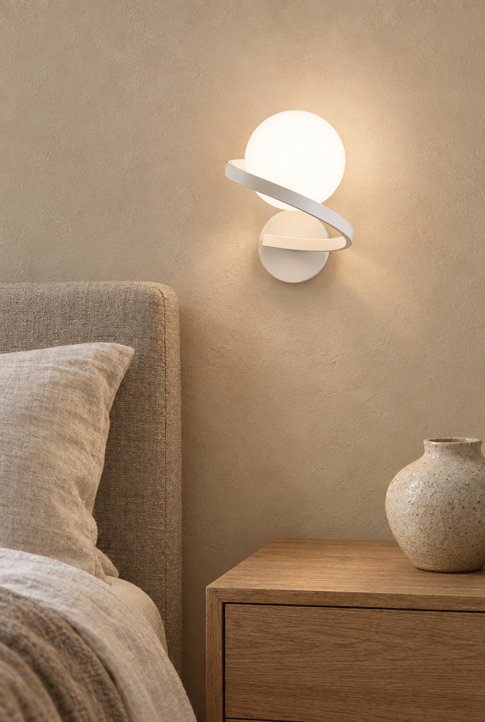 Vägglampa med glaskula och spiralformad arm