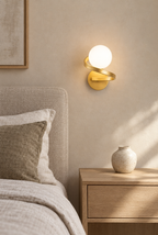 Vägglampa med glaskula och spiralformad arm