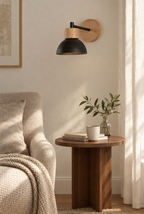 Vägglampa med träfäste och rund metallskärm