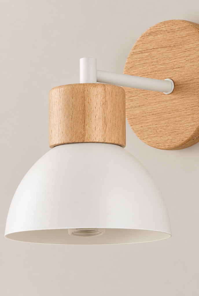 Vägglampa med träfäste och rund metallskärm