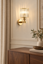 Vägglampa med cylindrisk kristallskärm