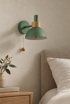 Vägglampa med trädetalj och dragströmbrytare