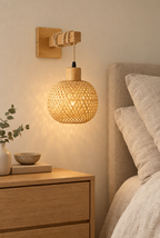 Vägglampa med flätad bambuskärm och träarm