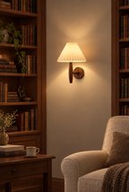 Vägglampa med veckad skärm och träfäste