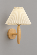 Vägglampa med veckad skärm och träfäste