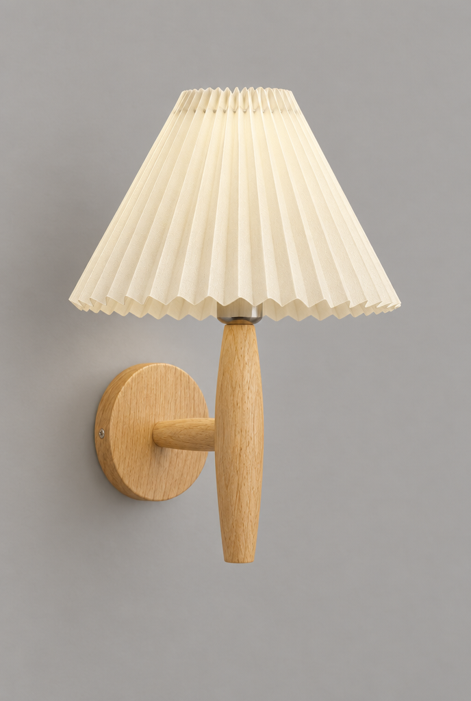 Vägglampa med veckad skärm och träfäste