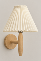 Vägglampa med veckad skärm och träfäste