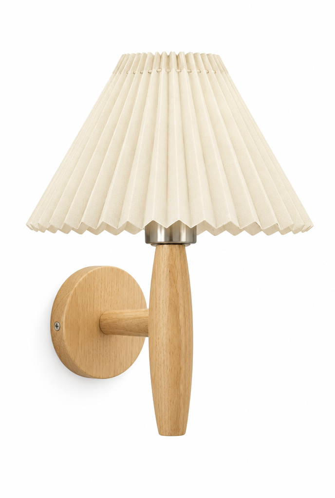 Vägglampa med veckad skärm och träfäste – vit bakgrund