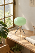 Bordslampa med glasskärm och kromade ben