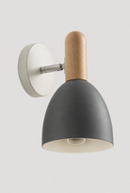 Vägglampa med trädetalj och rundad metallskärm