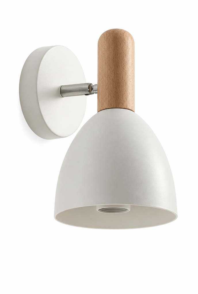 Vägglampa med trädetalj och rundad metallskärm – vit bakgrund