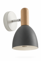 Vägglampa med trädetalj och rundad metallskärm – vit bakgrund